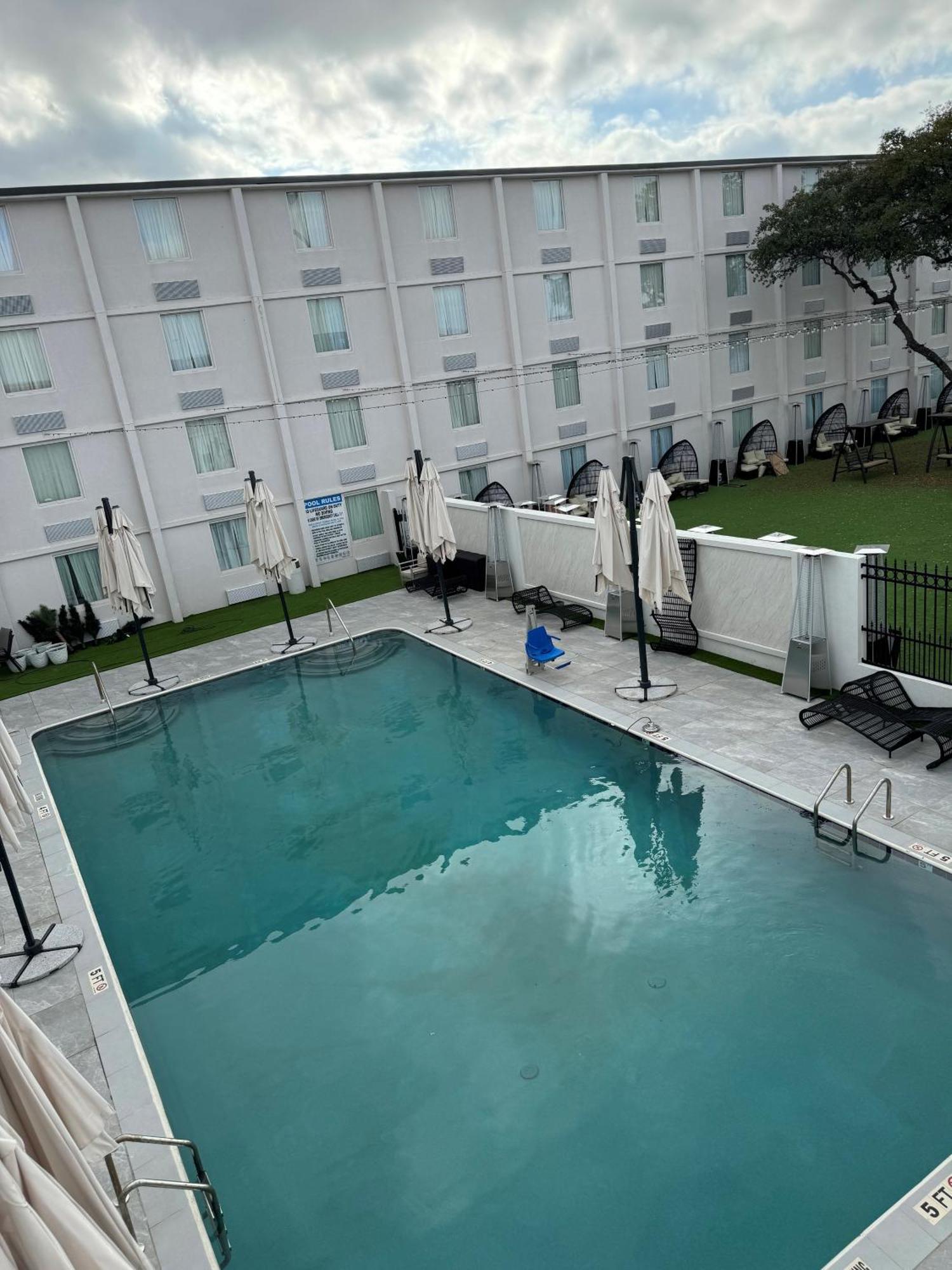 Ramada By Wyndham Dfw Airport Hotell Irving Exteriör bild